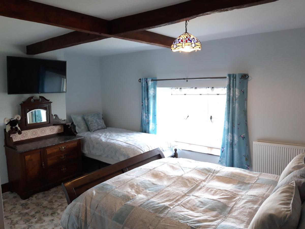 Upper Eyton Farmhouse B&B Alberbury Bagian luar foto